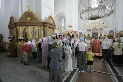 4-Молящиеся в день праздника. 6 июня 2013 г.jpg